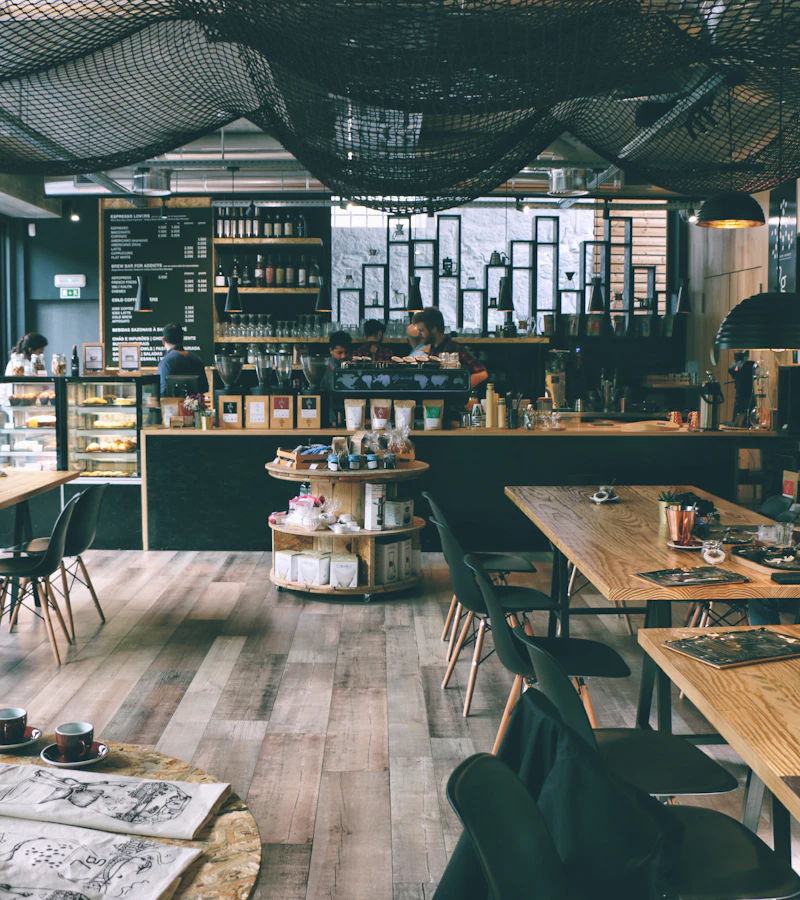 カフェで働くクリエイター